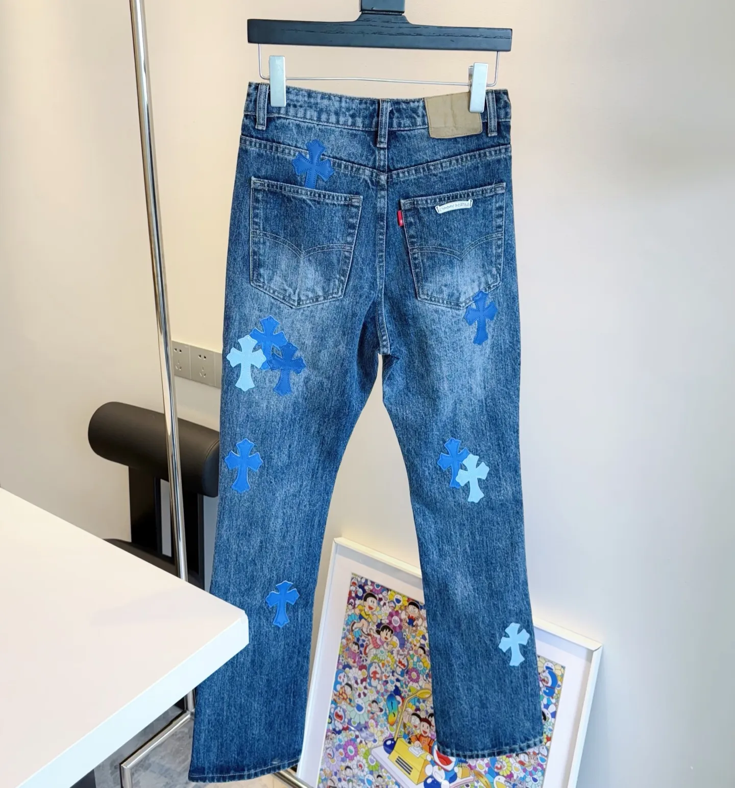 P270 Style number: D423 Chrome hearts CH new bootcut dark blue classic cross-fit leather jeans Size: s-XXL (28 30 32 34 36) Color: washed dark blue Size reference 28 trouser length 100 waist circumference 72 30 trouser length 101 waist circumference 76 32 trouser length 103 waist circumference 80 34 trouser length 104 waist circumference 84 36 pants length 106 waist 88